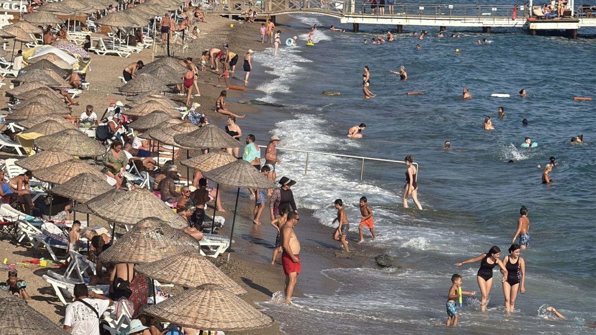 Bodrum'da yerli ve yabancı turistler sahillere akın etti