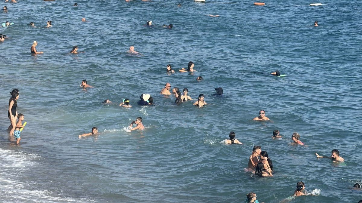 Bodrum'da yerli ve yabancı turistler sahillere akın etti