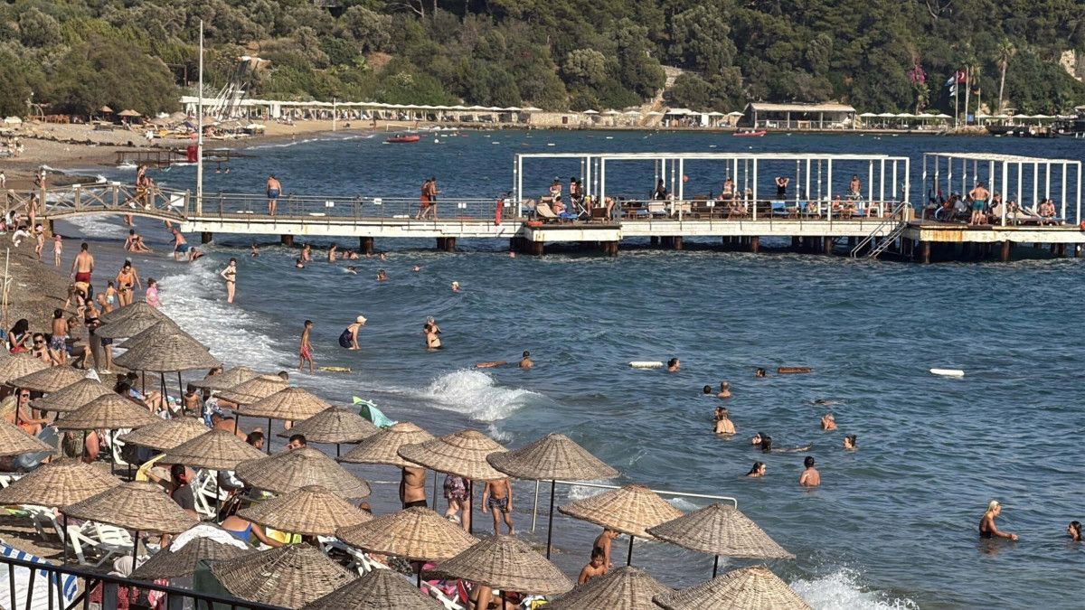 Bodrum'da yerli ve yabancı turistler sahillere akın etti