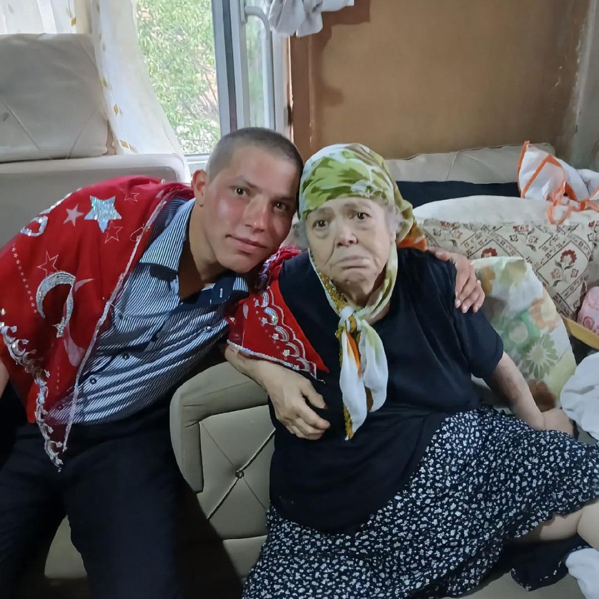 Sadece garibanlar mı gider askere diyen gence davul zurnalı uğurlama