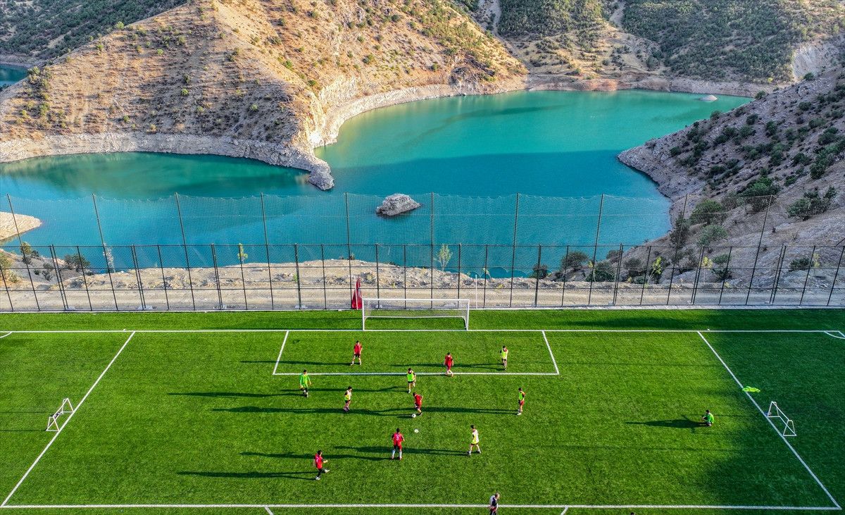 Şırnaklı gençler, FIFA standartlarına uygun sahaya kavuştu