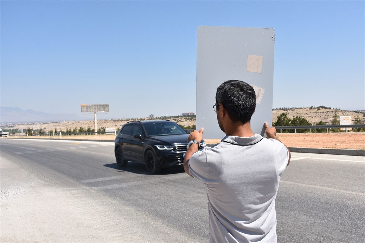 Karaman'da akademisyen, çöp toplayarak 'temiz çevre' farkındalığı yaratıyor