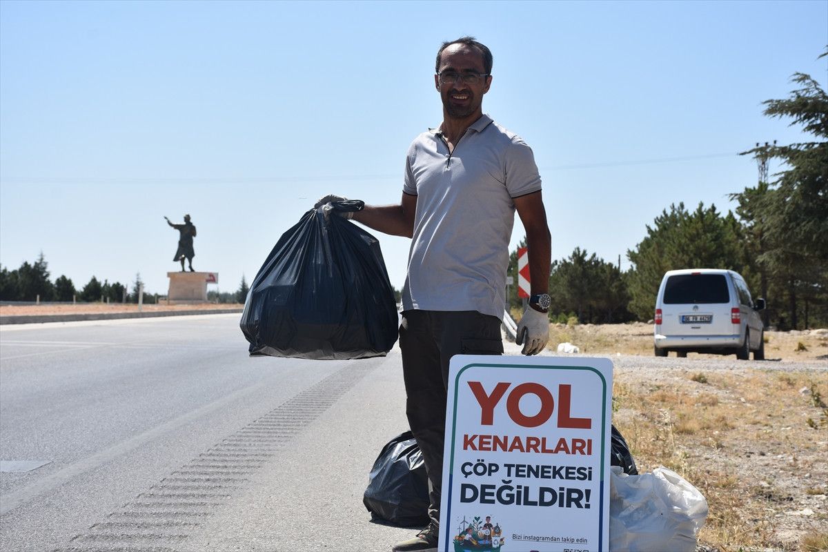 Karaman'da akademisyen, çöp toplayarak 'temiz çevre' farkındalığı yaratıyor