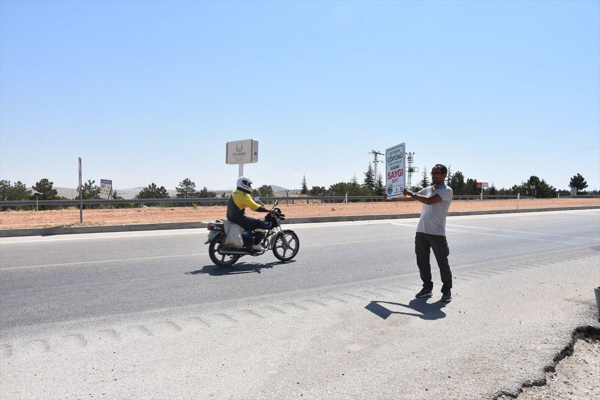 Karaman'da akademisyen, çöp toplayarak 'temiz çevre' farkındalığı yaratıyor