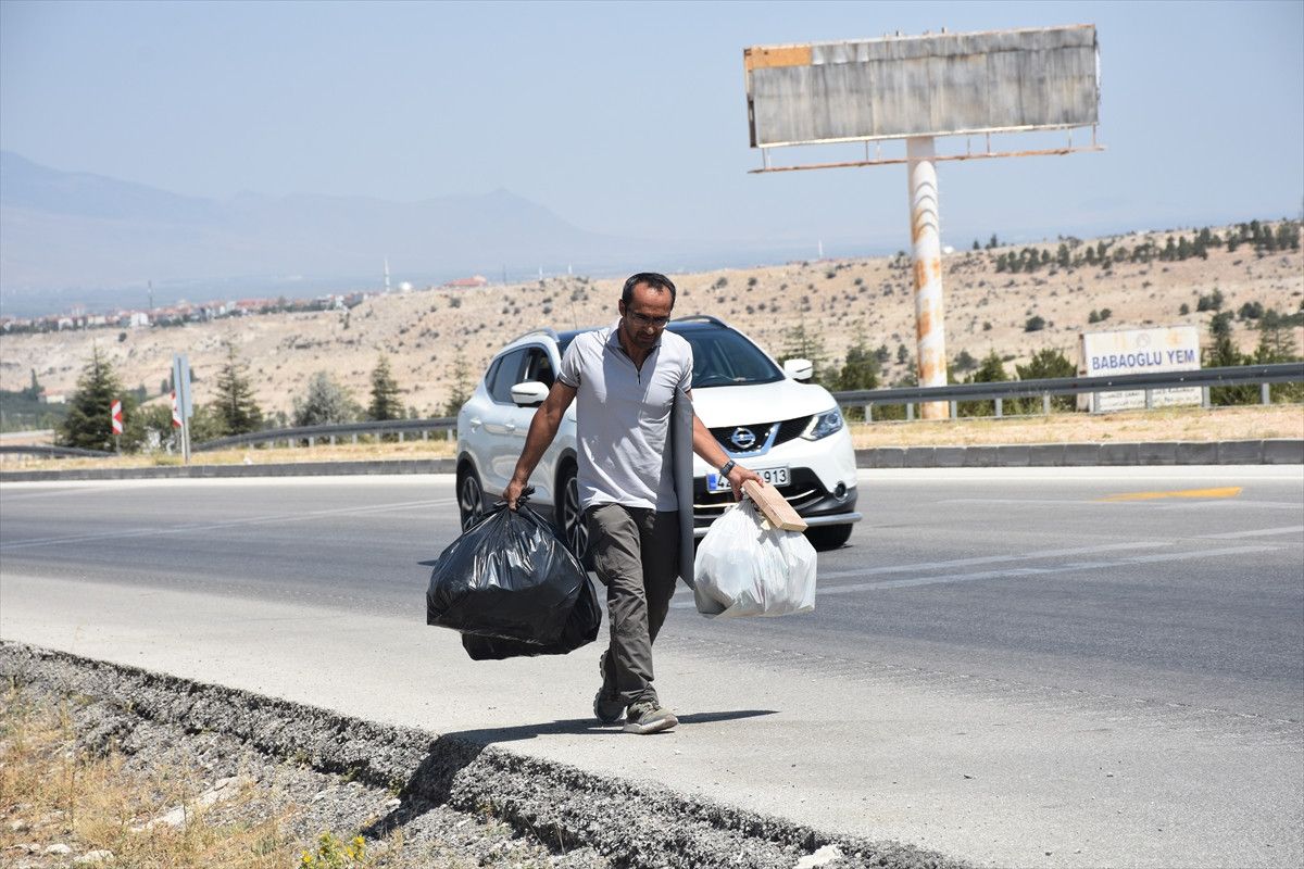 Karaman'da akademisyen, çöp toplayarak 'temiz çevre' farkındalığı yaratıyor