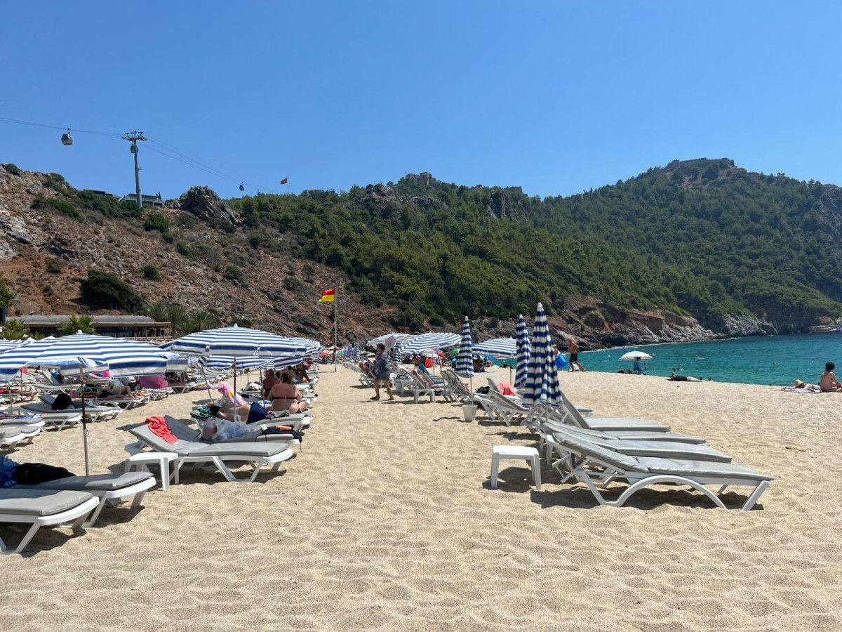 Antalya'da termometreler 38 dereceyi gösterdi: Yerli ve yabancı turistler plajları doldurdu