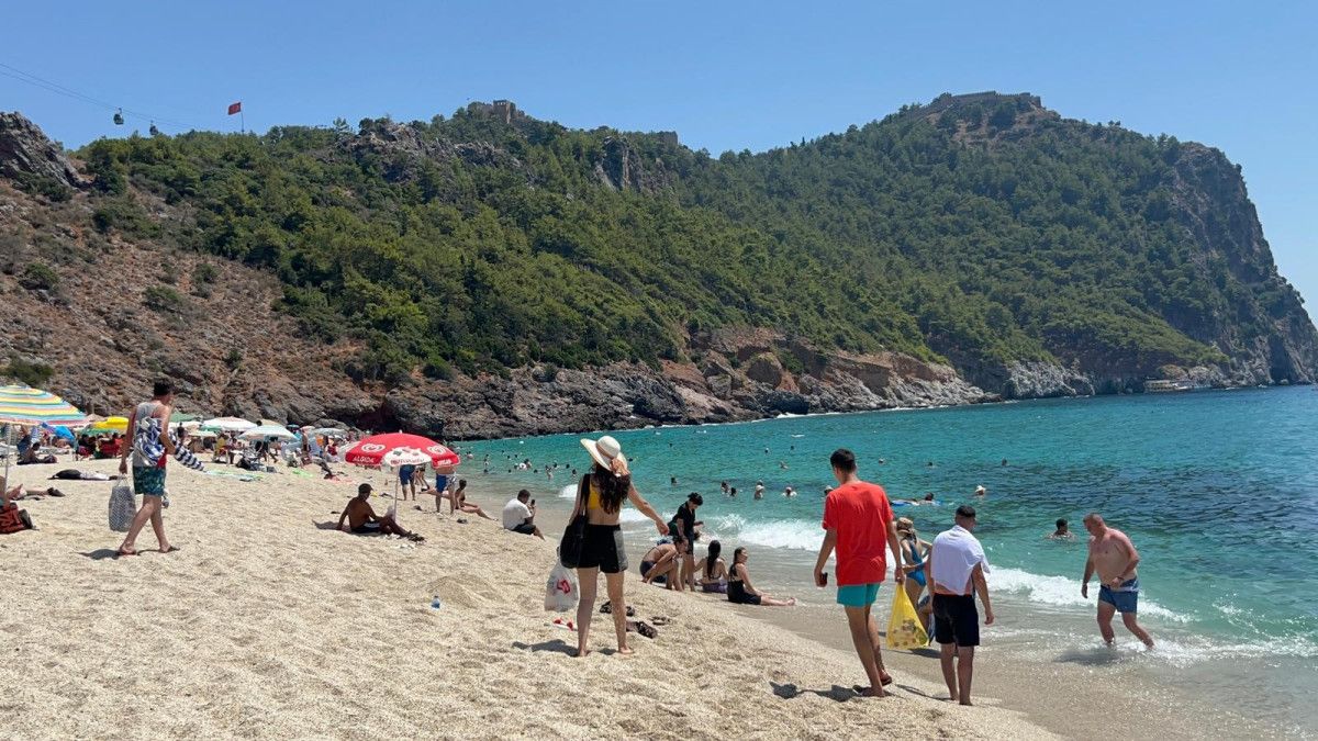Antalya'da termometreler 38 dereceyi gösterdi: Yerli ve yabancı turistler plajları doldurdu