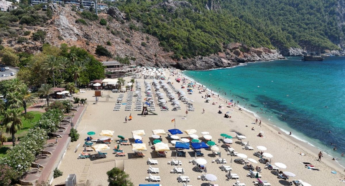 Antalya'da termometreler 38 dereceyi gösterdi: Yerli ve yabancı turistler plajları doldurdu