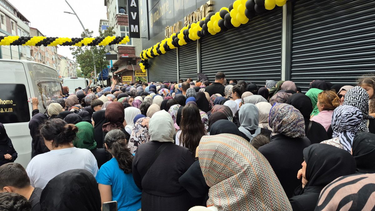 İstanbul'da mağaza açılışımda 'indirim' izdihamı