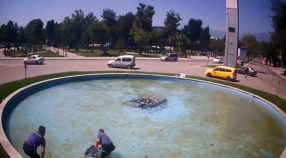 Bursa'da alkollü şahıs süs havuzuna düştü