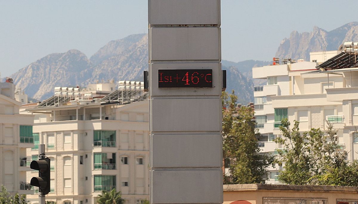 Antalya'da termometreler 43 dereceyi gösterdi: Tatilciler sahillere akın etti