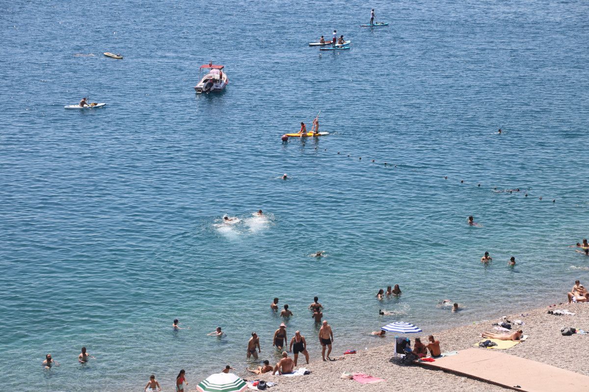 Antalya'da termometreler 43 dereceyi gösterdi: Tatilciler sahillere akın etti