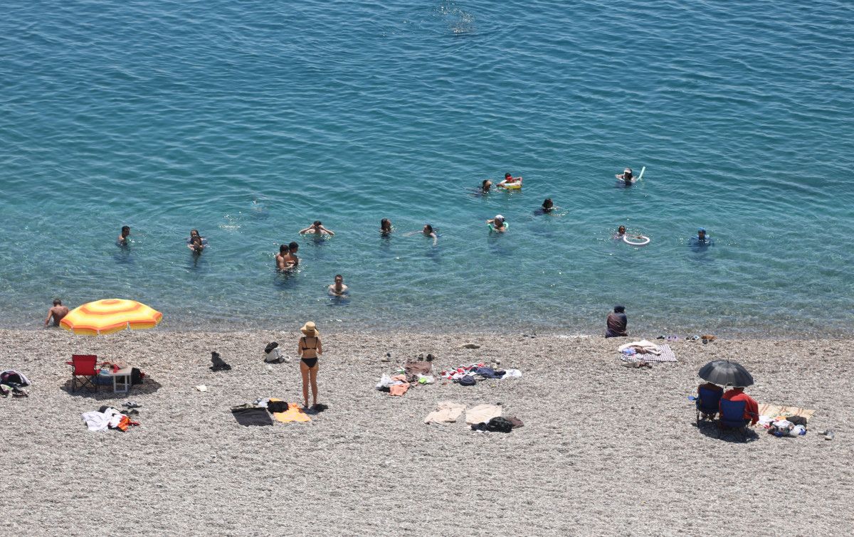 Antalya'da termometreler 43 dereceyi gösterdi: Tatilciler sahillere akın etti