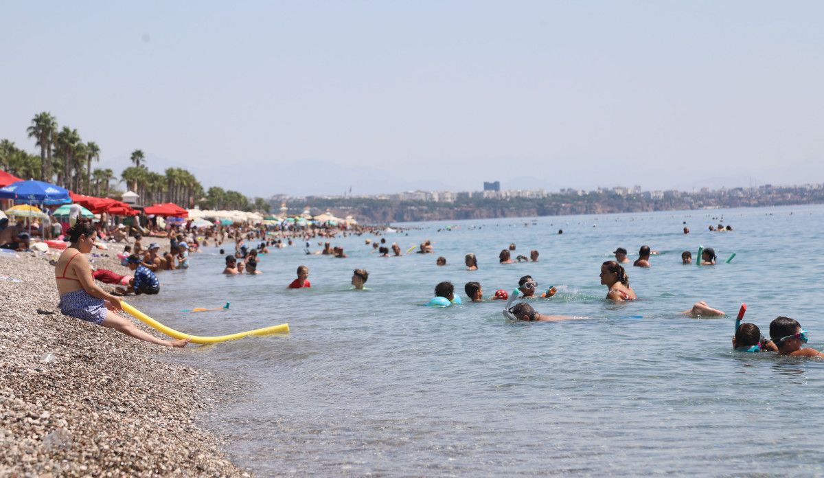Antalya'da termometreler 43 dereceyi gösterdi: Tatilciler sahillere akın etti