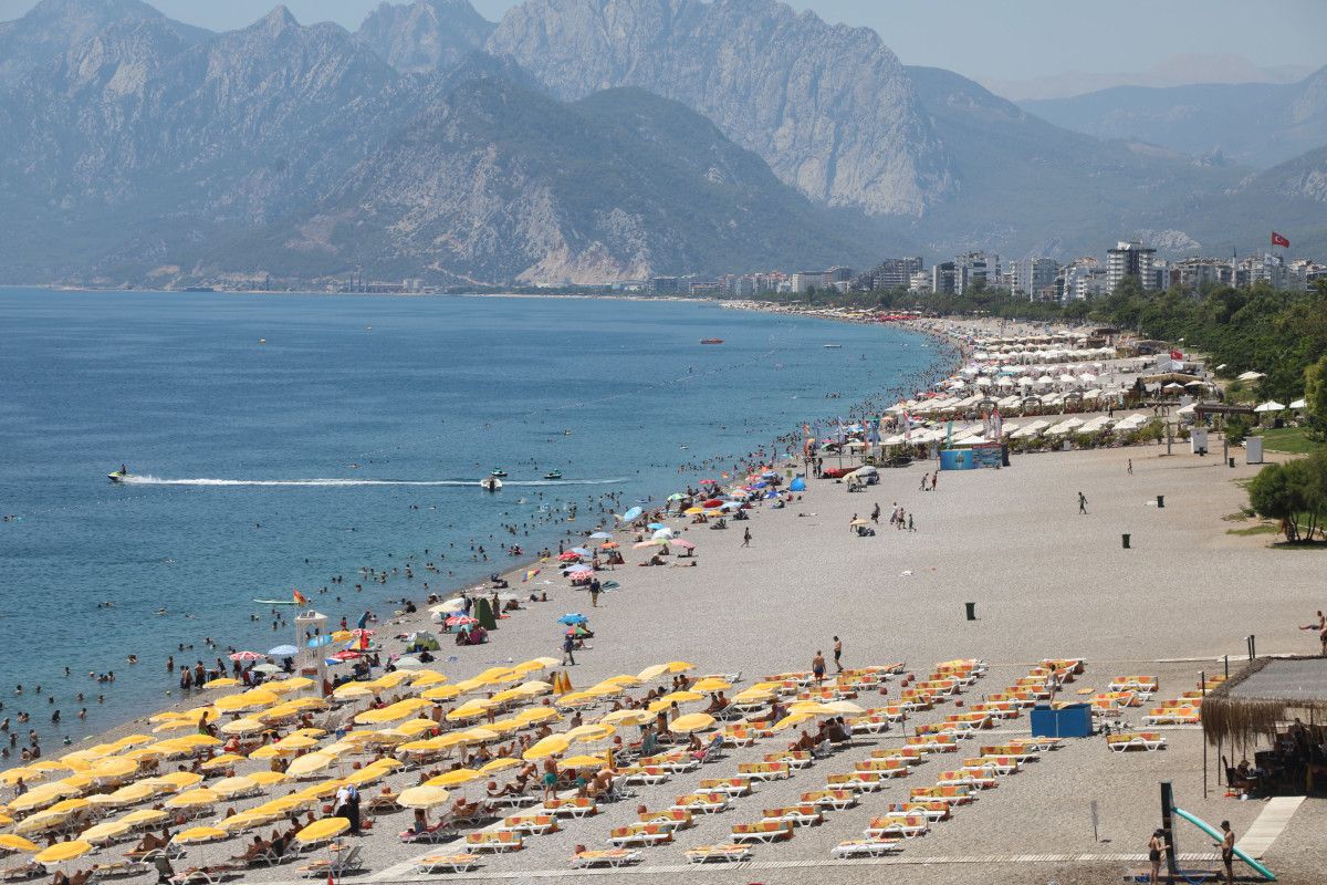 Antalya'da termometreler 43 dereceyi gösterdi: Tatilciler sahillere akın etti