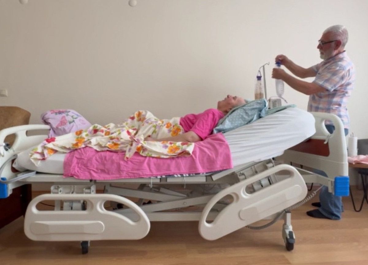 Kayseri'de yatalak ve konuşmayan eşine 10 yıldır bakıyor
