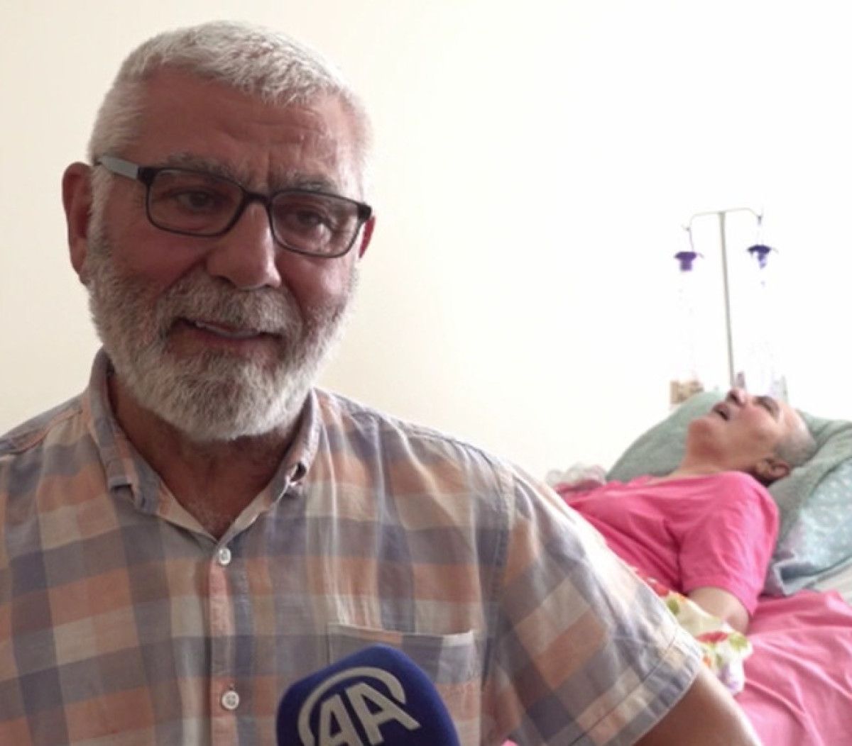 Kayseri'de yatalak ve konuşmayan eşine 10 yıldır bakıyor