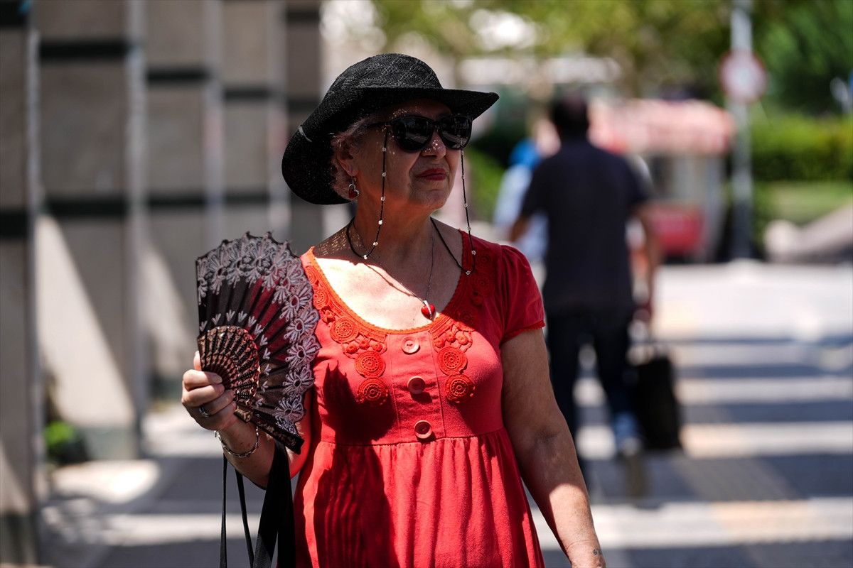 İzmir'de yaşayanlar sıcak havadan bunalıyor