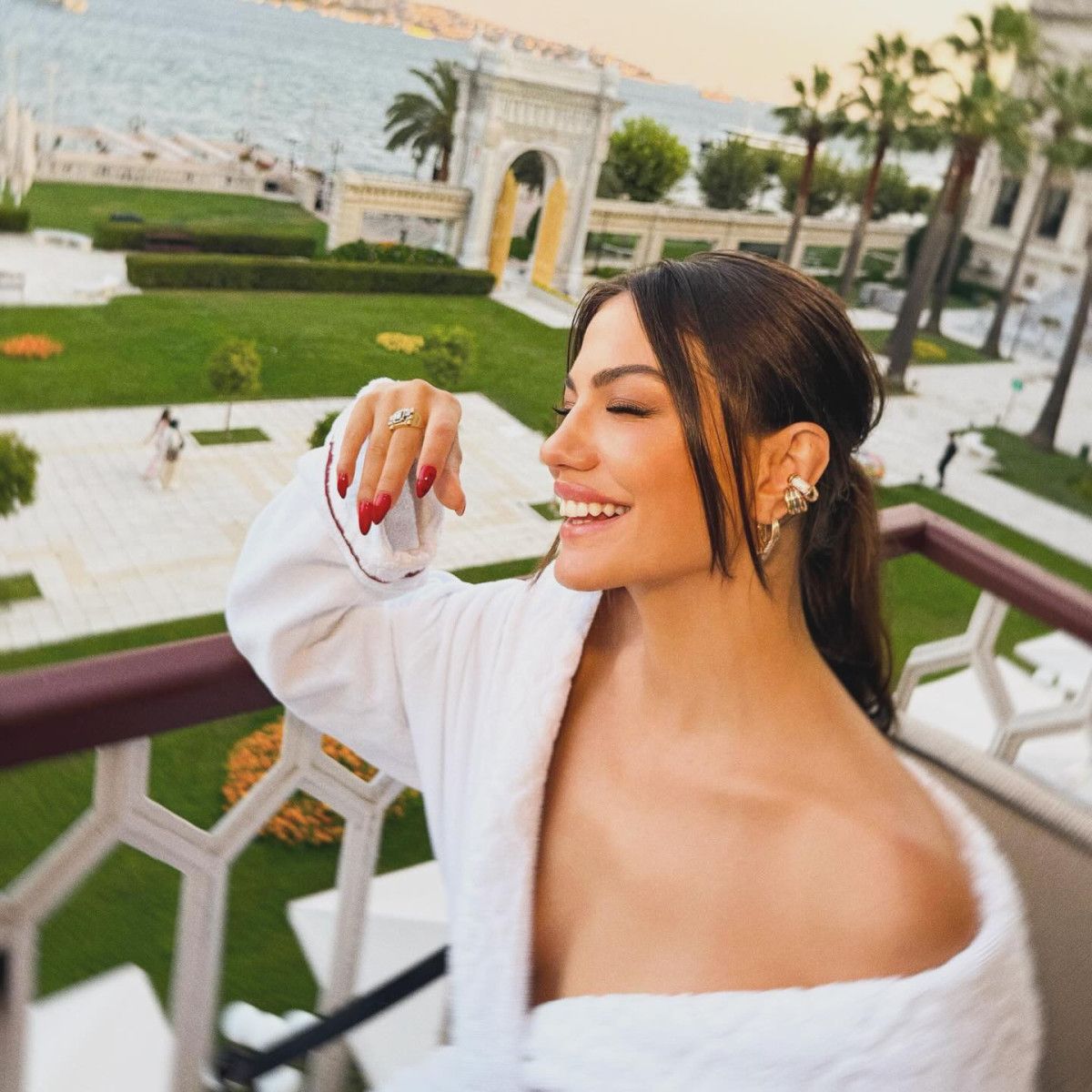 Demet Özdemir sezona hazır! Bornozuyla fotoğraf paylaştı