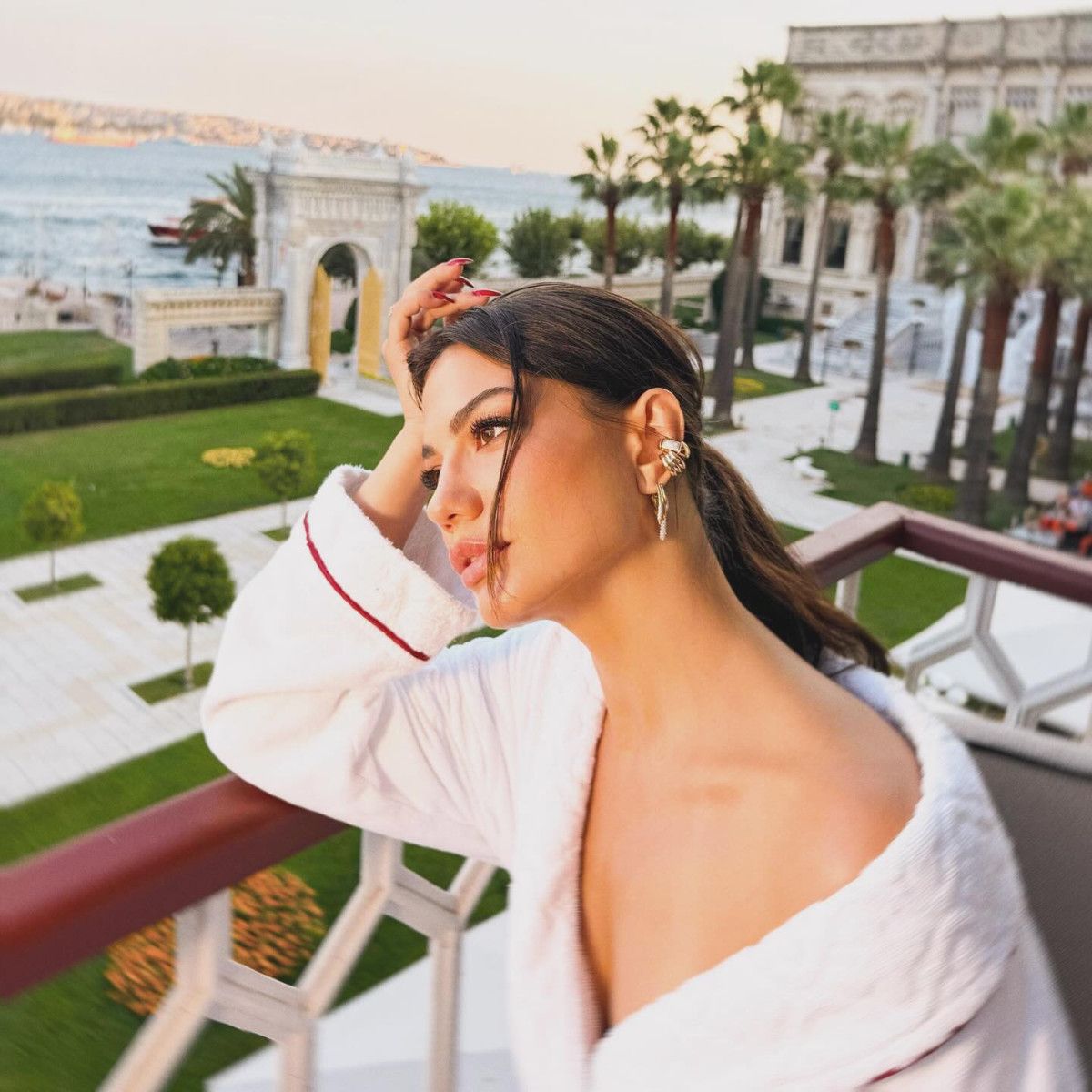 Demet Özdemir sezona hazır! Bornozuyla fotoğraf paylaştı