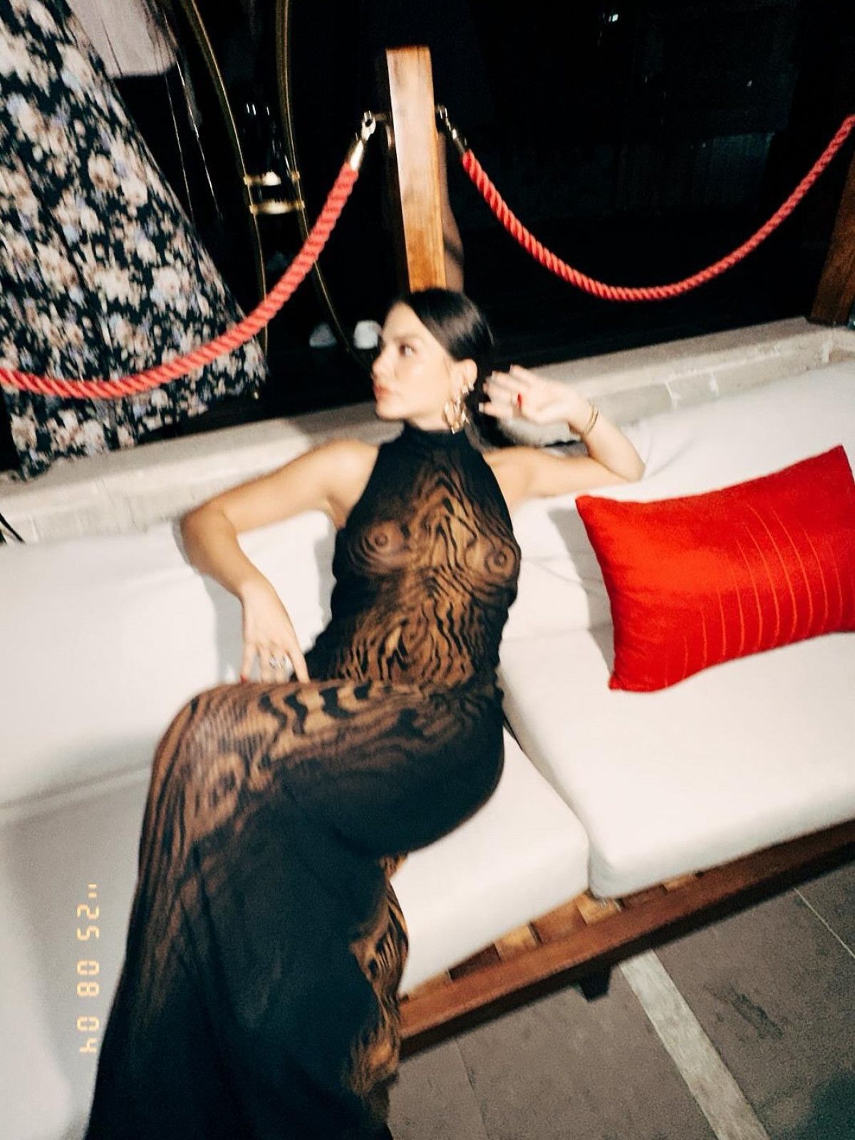 Demet Özdemir sezona hazır! Bornozuyla fotoğraf paylaştı