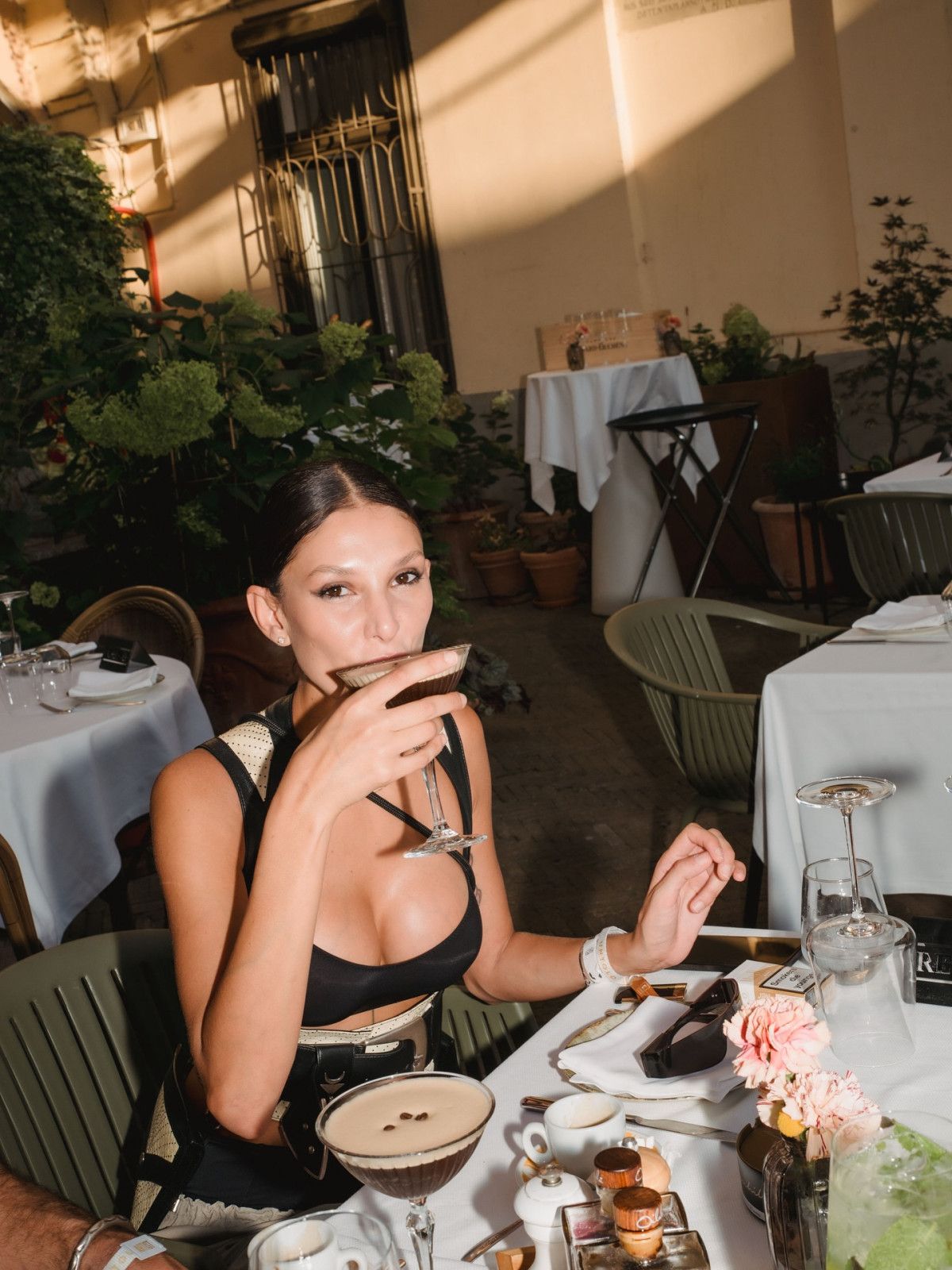 Can Yaman'ın aşk pozları! DJ sevgilisi Sara Bluma ile kamera karşısına geçti