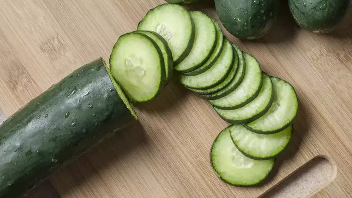 Sırbistan’da pencere önlerine salatalık dizilmesinin nedeni bakın neymiş…