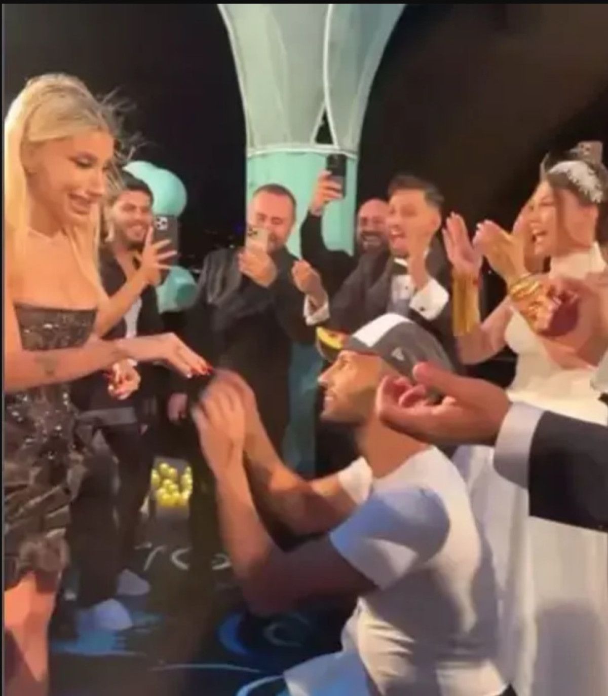 İrem Derici Eda Sakız-Burak Bulut çiftinin düğününde evlilik teklifi aldı