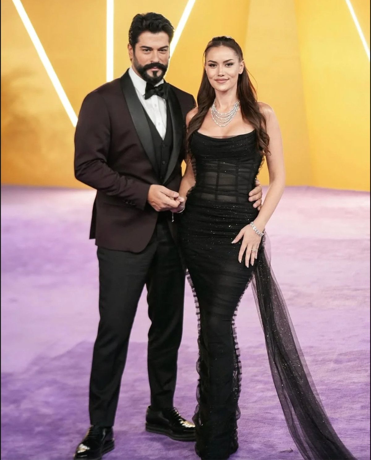 Fahriye Evcen ve Burak Özçivit'in evliliğinde kriz var! Soyadını sildi