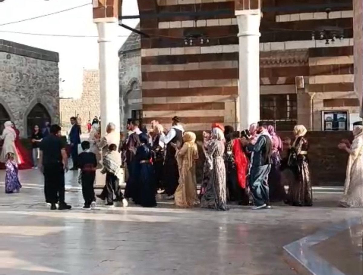Van'da tarihi camiye uygunsuz kıyafetle girdiler: Cemaat tepki gösterdi