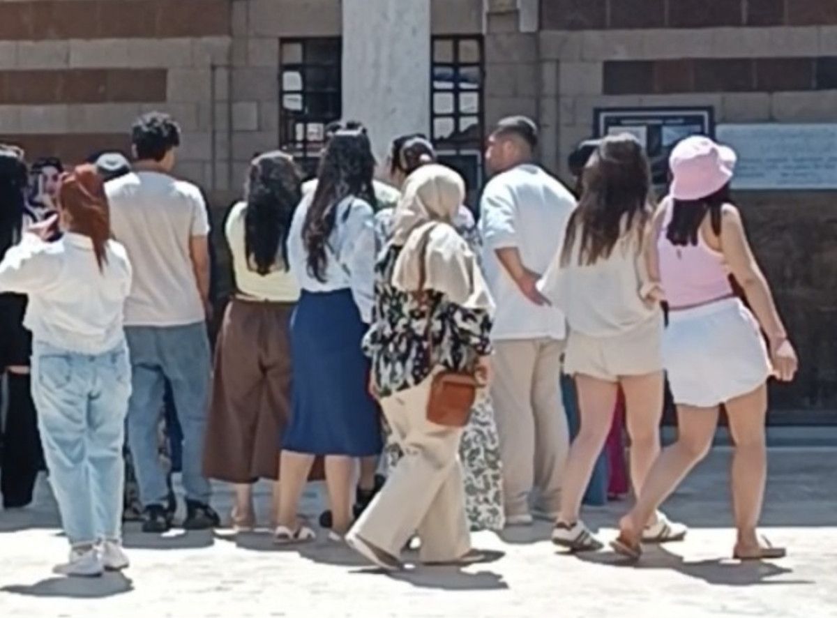 Van'da tarihi camiye uygunsuz kıyafetle girdiler: Cemaat tepki gösterdi