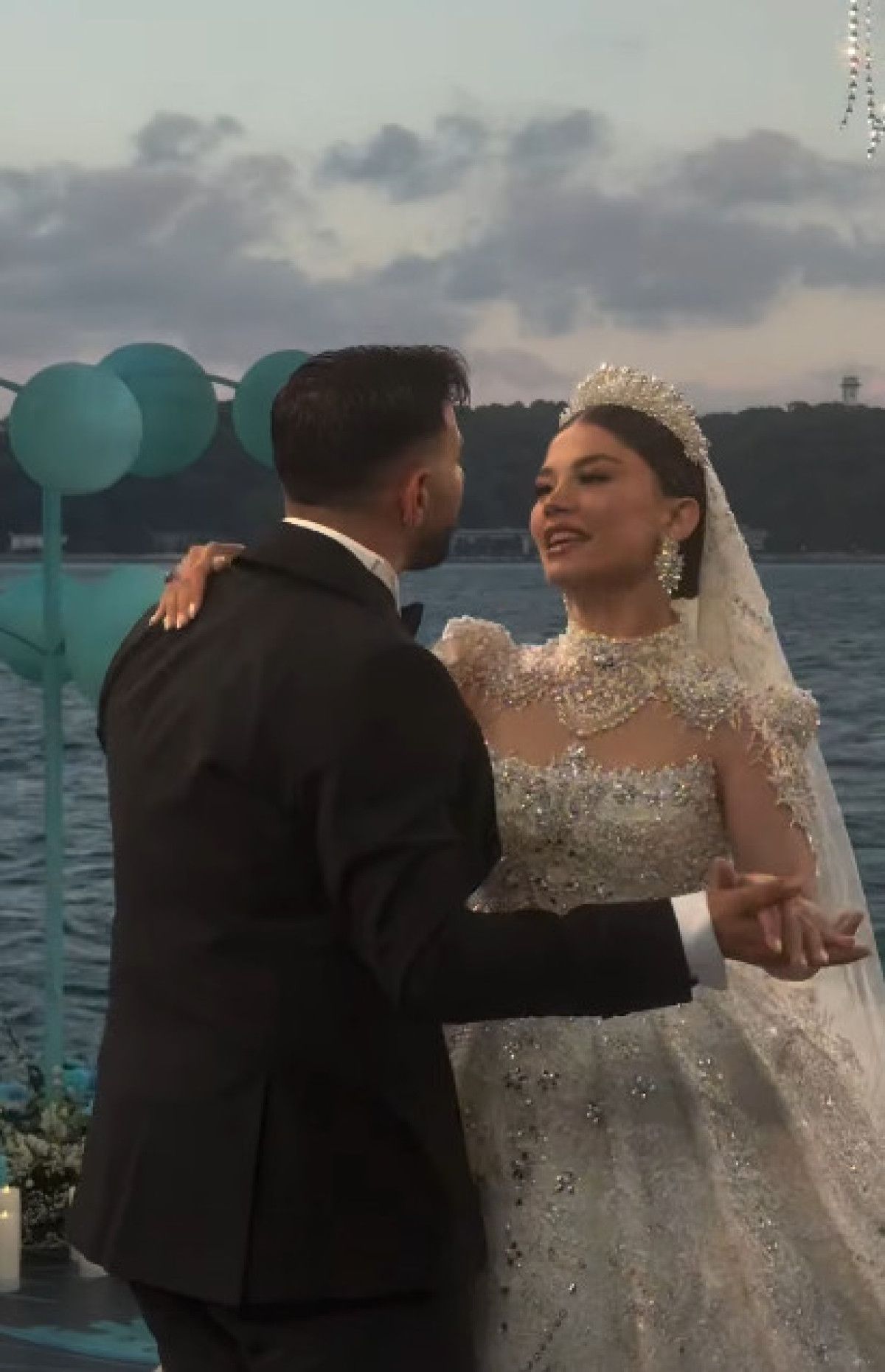 Burak Bulut ve Eda Sakız evlendi! Takılan altınlar gündem oldu