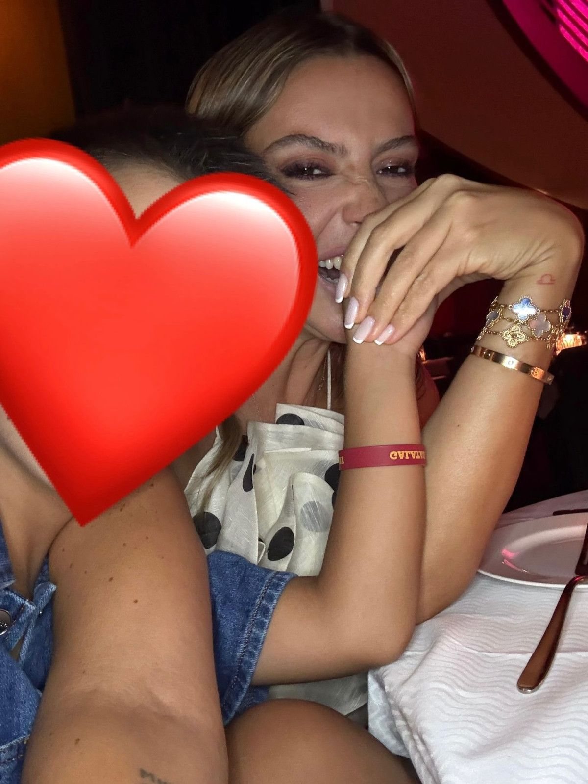 Şarkıcı Hadise, Disneyland’da! Çocuklar gibi eğlendiği kareleri yayınladı