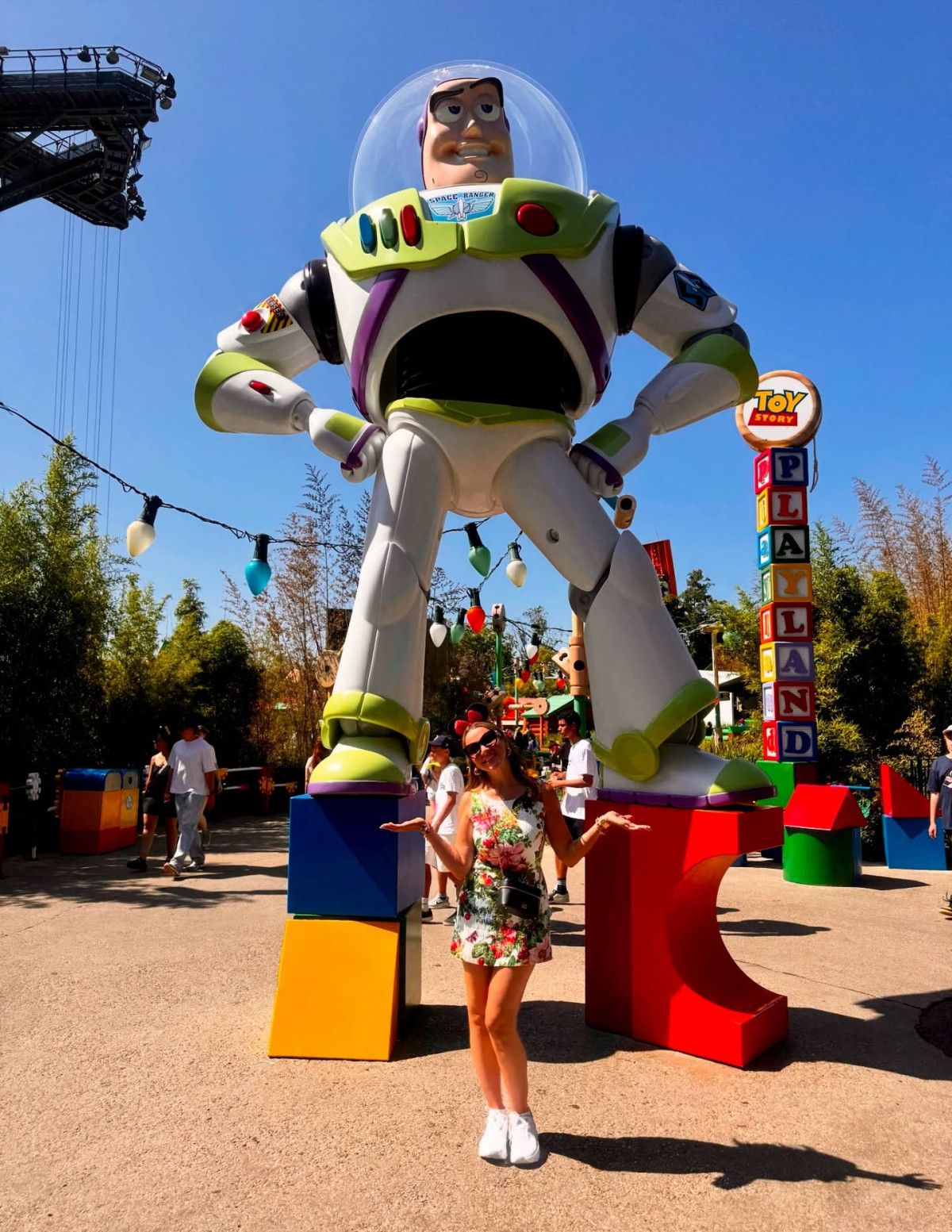 Şarkıcı Hadise, Disneyland’da! Çocuklar gibi eğlendiği kareleri yayınladı