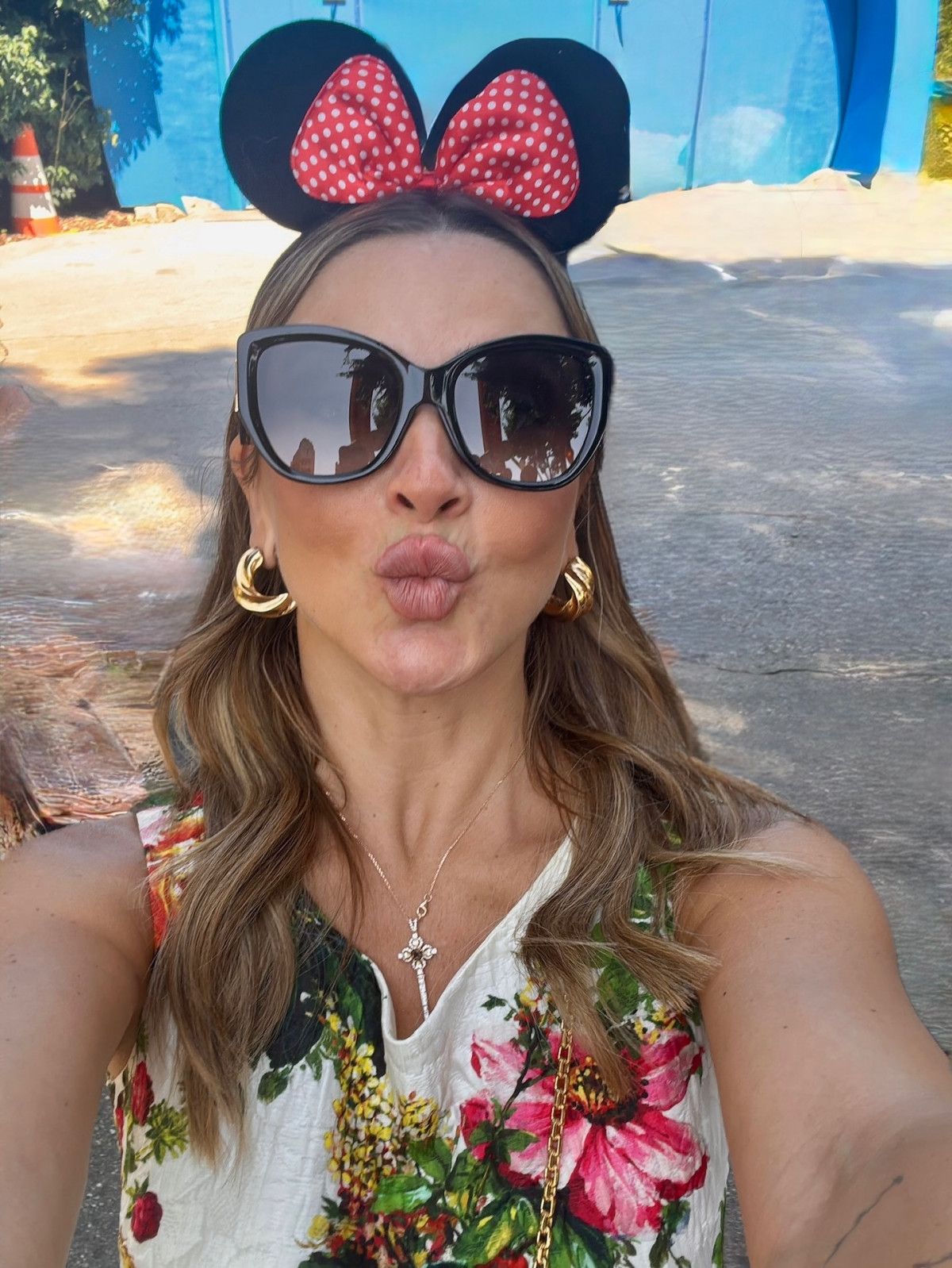 Şarkıcı Hadise, Disneyland’da! Çocuklar gibi eğlendiği kareleri yayınladı