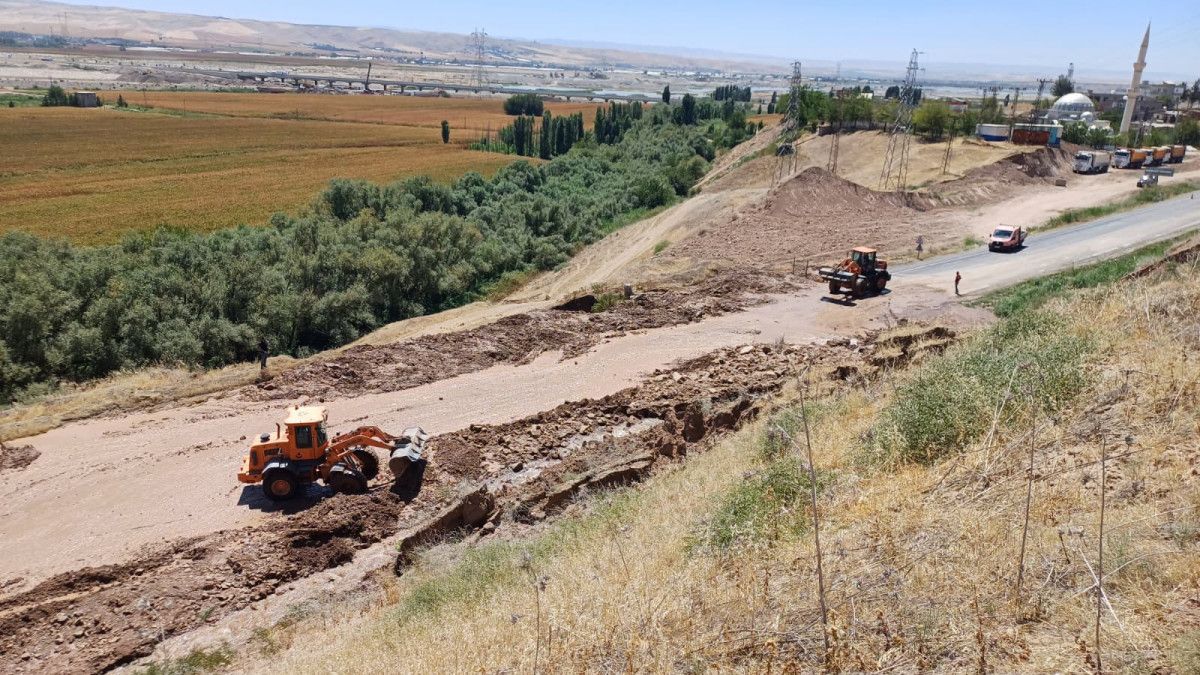 Batman'da sulama kanalından akan su ve çamur, yolu kapattı