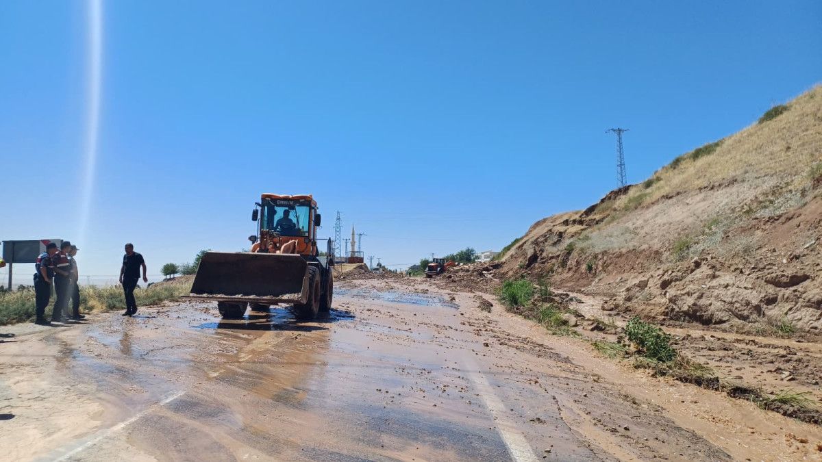 Batman'da sulama kanalından akan su ve çamur, yolu kapattı