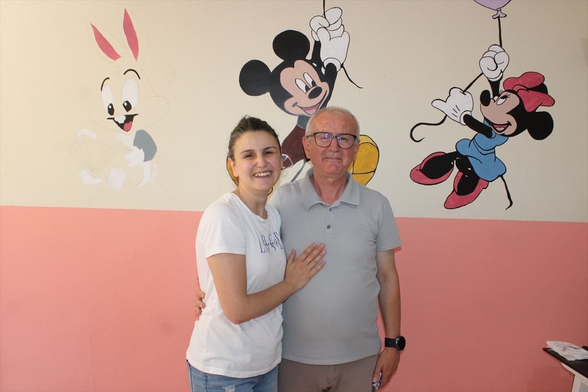 Tekirdağ'da öğretmen baba ve kız, okulun duvarlarını renklendirdi
