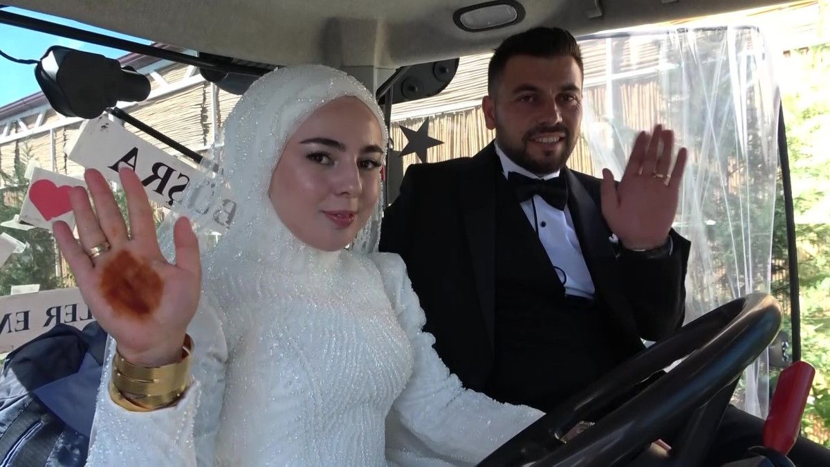 Amasya'da traktörü düğün arabası yaptılar: Gelin direksiyona geçti