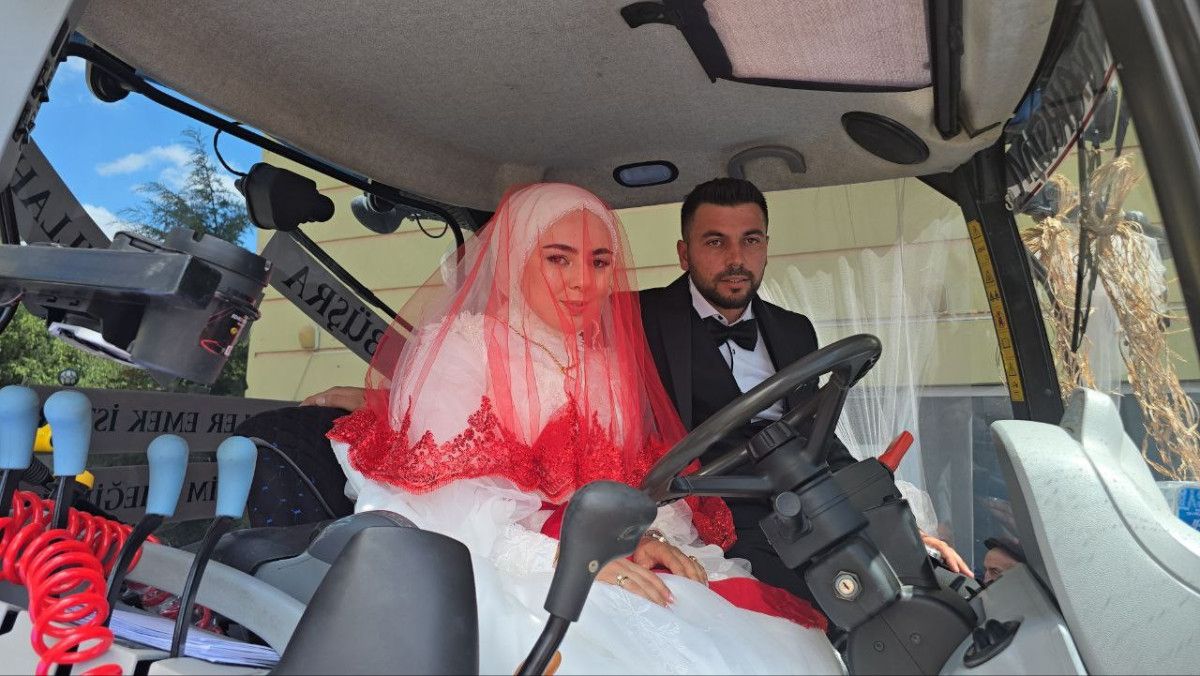 Amasya'da traktörü düğün arabası yaptılar: Gelin direksiyona geçti