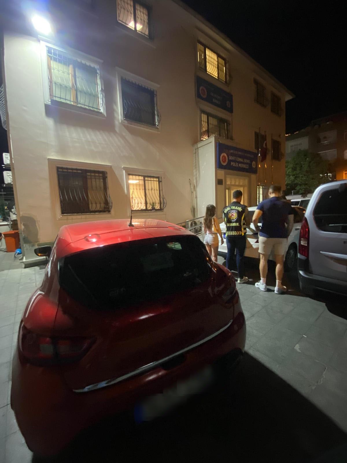 İstanbul'da seyir halindeki araçta uygunsuz hareketler yapan şahıslar, yakalandı