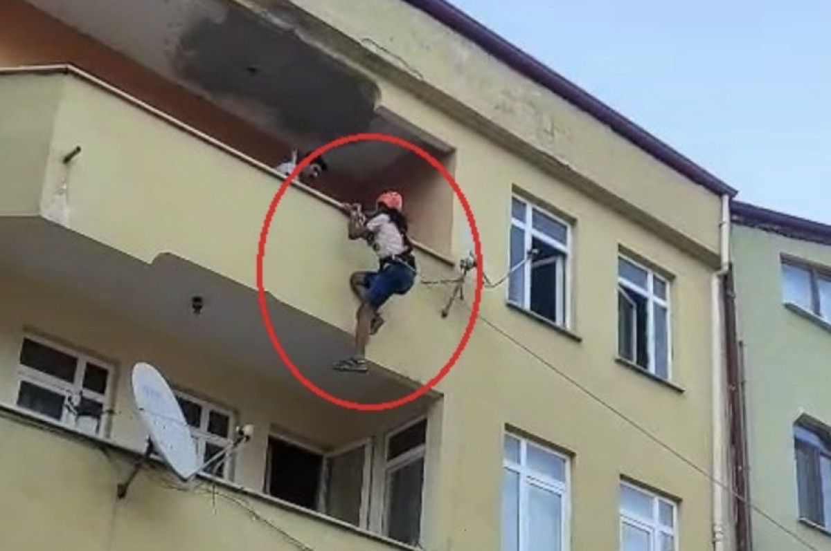 Bursa'da eşyalarını taşıdığı halatın üzerinde gitar çalıp, şarkı söyledi