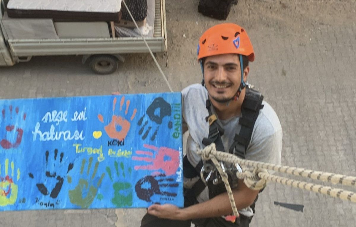 Bursa'da eşyalarını taşıdığı halatın üzerinde gitar çalıp, şarkı söyledi