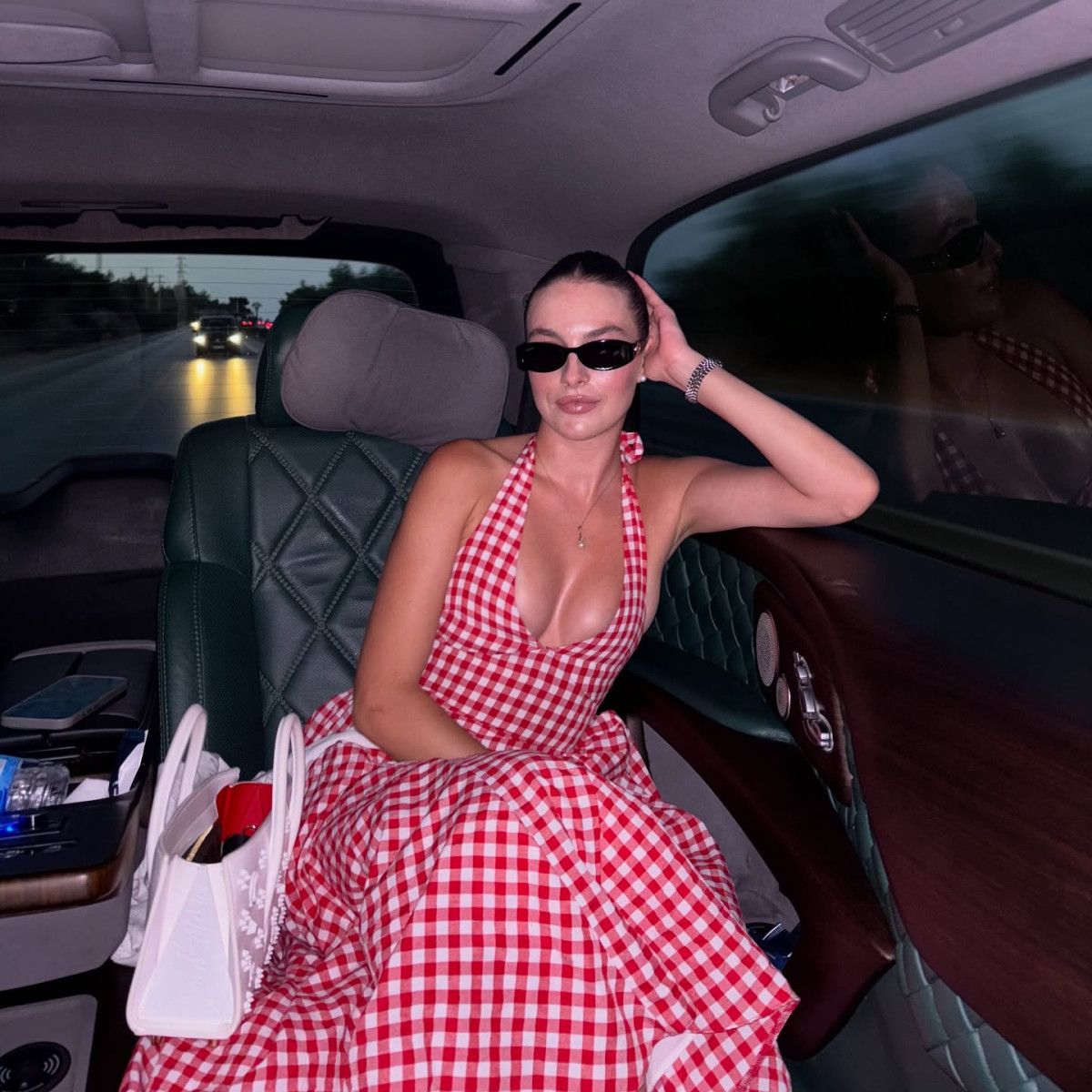 Oyuncu Melis Sezen derin dekolteli ekoseli bir elbise giydi! Fotoğrafa yorum yağdı