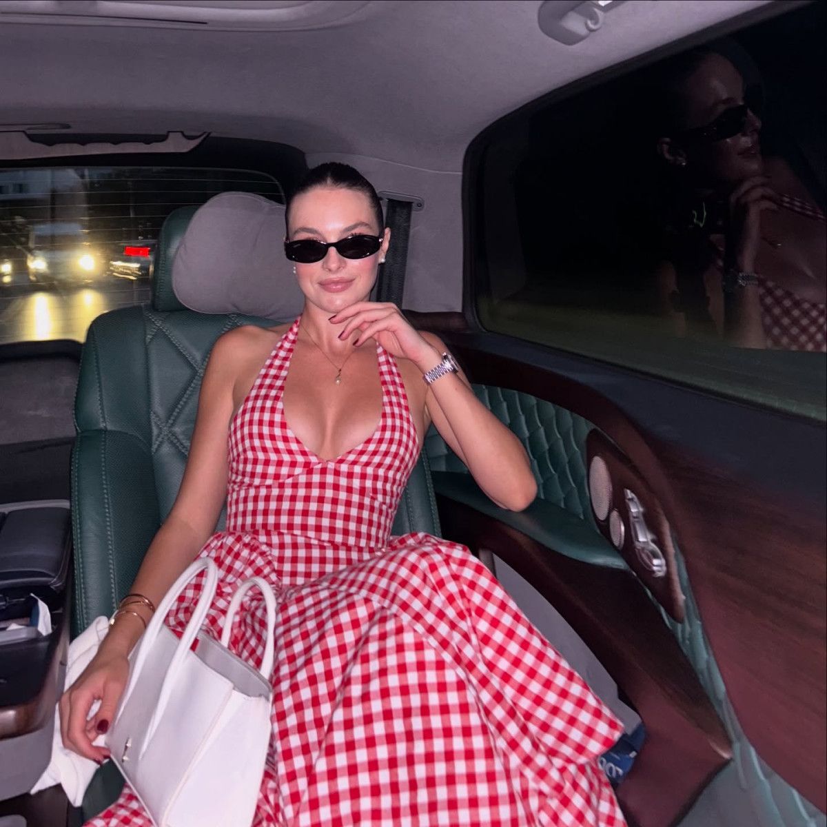 Oyuncu Melis Sezen derin dekolteli ekoseli bir elbise giydi! Fotoğrafa yorum yağdı