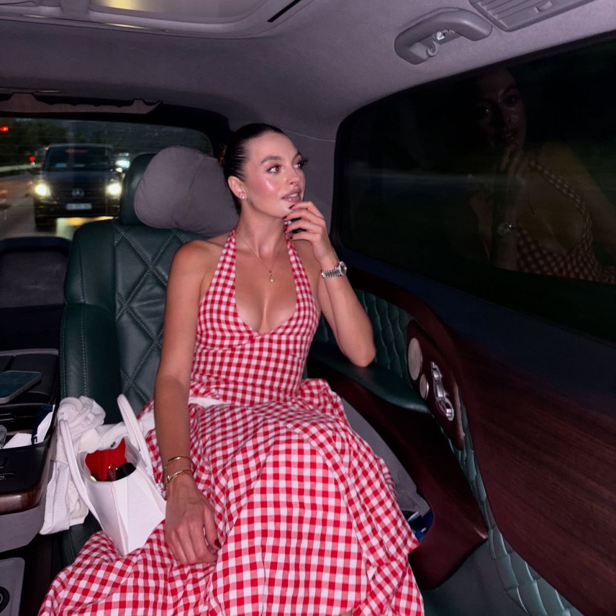 Oyuncu Melis Sezen derin dekolteli ekoseli bir elbise giydi! Fotoğrafa yorum yağdı