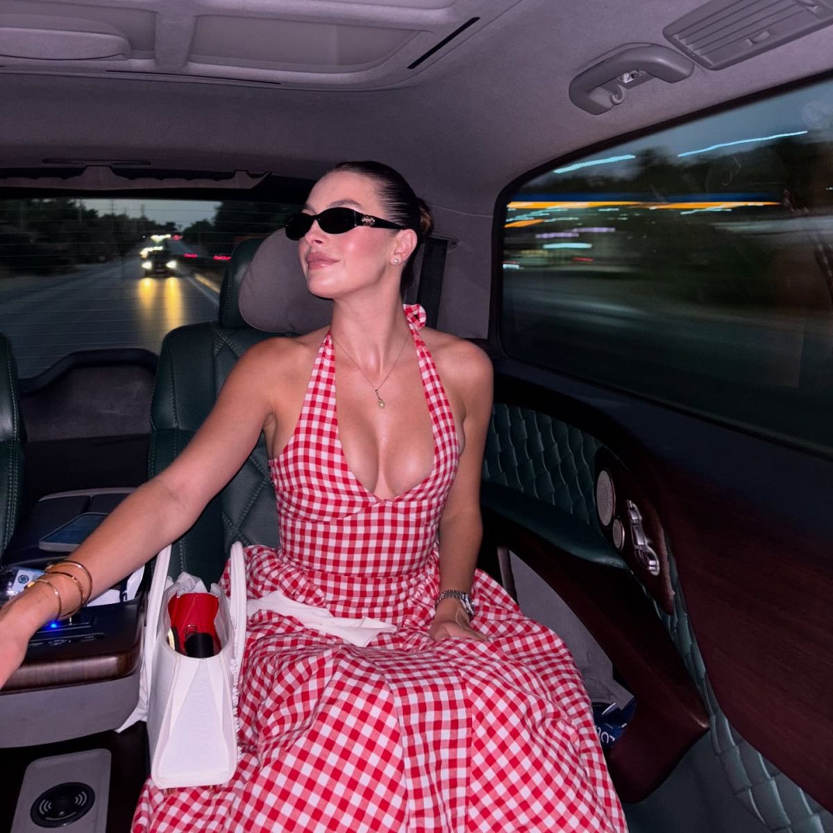 Oyuncu Melis Sezen derin dekolteli ekoseli bir elbise giydi! Fotoğrafa yorum yağdı