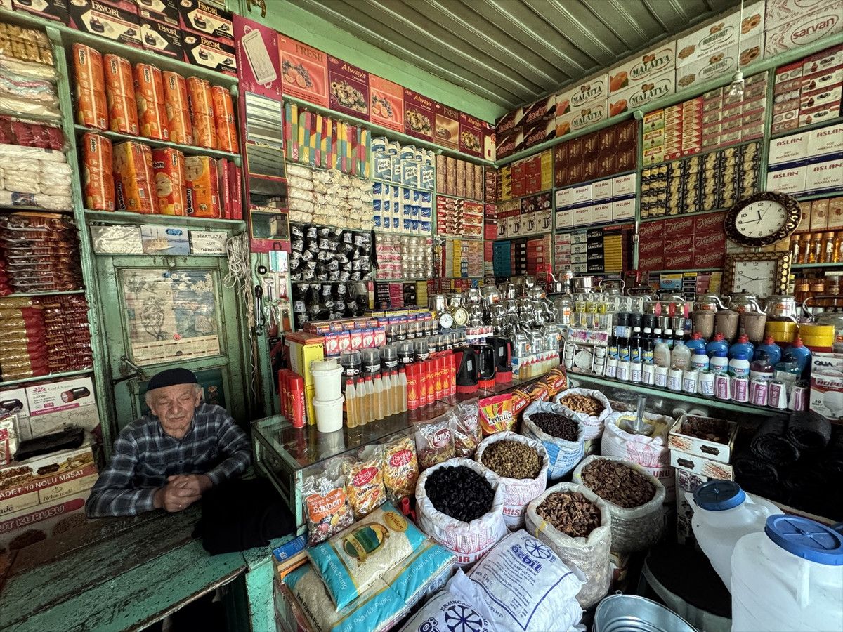 Ardahan'ın 57 yıllık bakkalı: Raflarındaki düzeninden dolayı teşekkür belgesi verildi