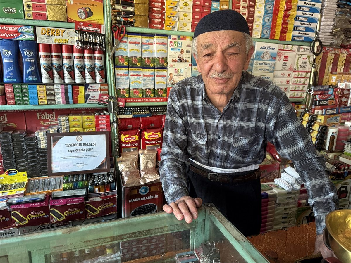 Ardahan'ın 57 yıllık bakkalı: Raflarındaki düzeninden dolayı teşekkür belgesi verildi