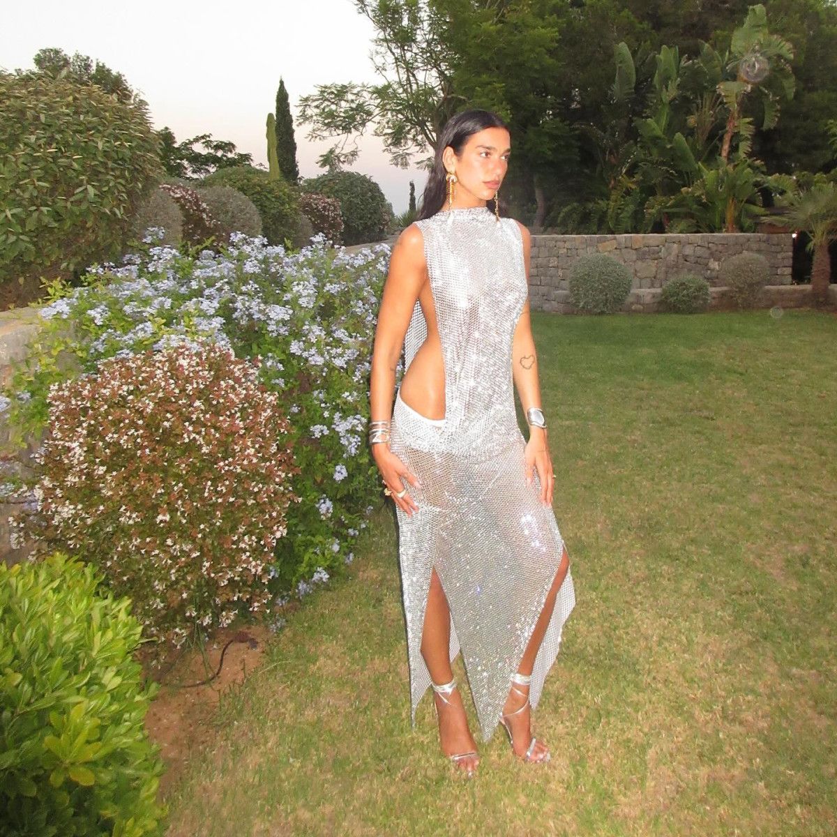 Şarkıcı Dua Lipa doğum günü elbisesi! Çok beğenildi